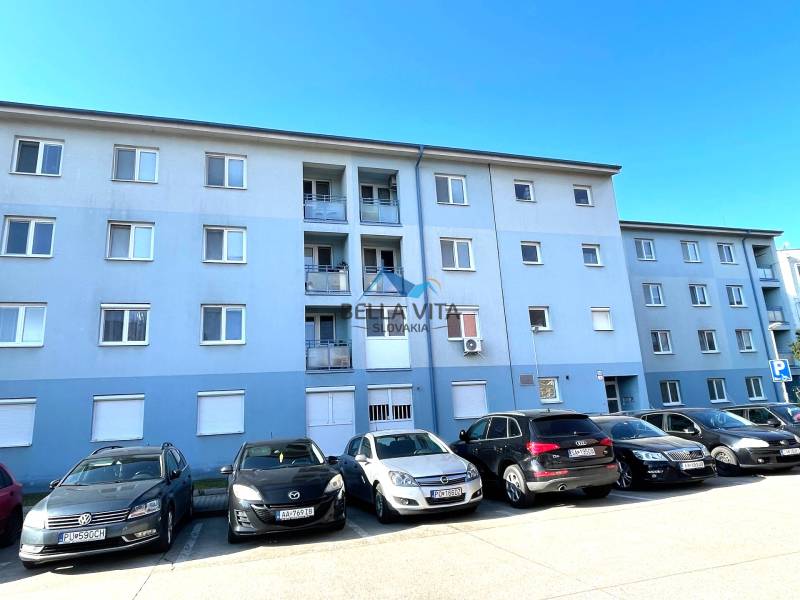 Budova s parkovištěm na Vodárenské ulici v Galantě, vhodná pro 1-pokojový byt.