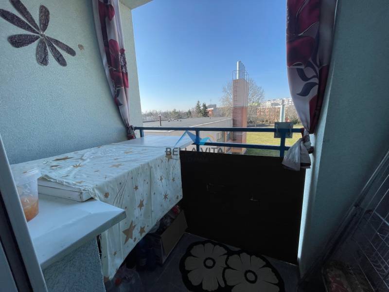 Balkon na Vodárenské ulici v Galantě s výhledem na zeleň, 1-pokojový byt.