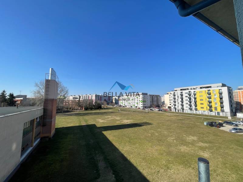 Pohled na sídliště z ulice Vodárenská v Galantě s 1-pokojovými byty a zelení.