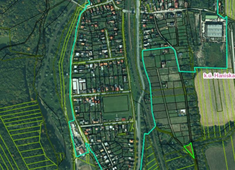 Letecký pohled na parcelaci pozemků pro bydlení v obci Haniska.