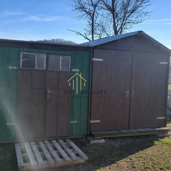 Dřevěné přístřešky a paleta v zahradě chaty v Královcích Krnišově.