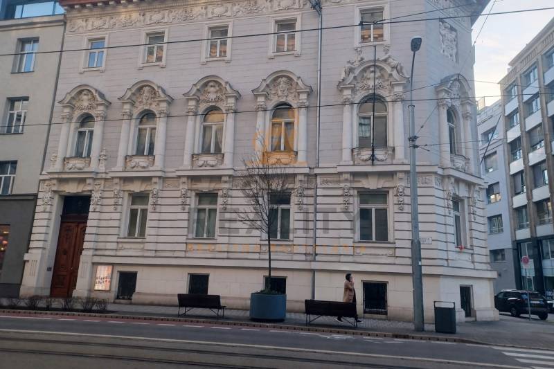 Historická fasáda na Štúrově ulici, Obchodní prostory v Bratislavě - Historické jádro.