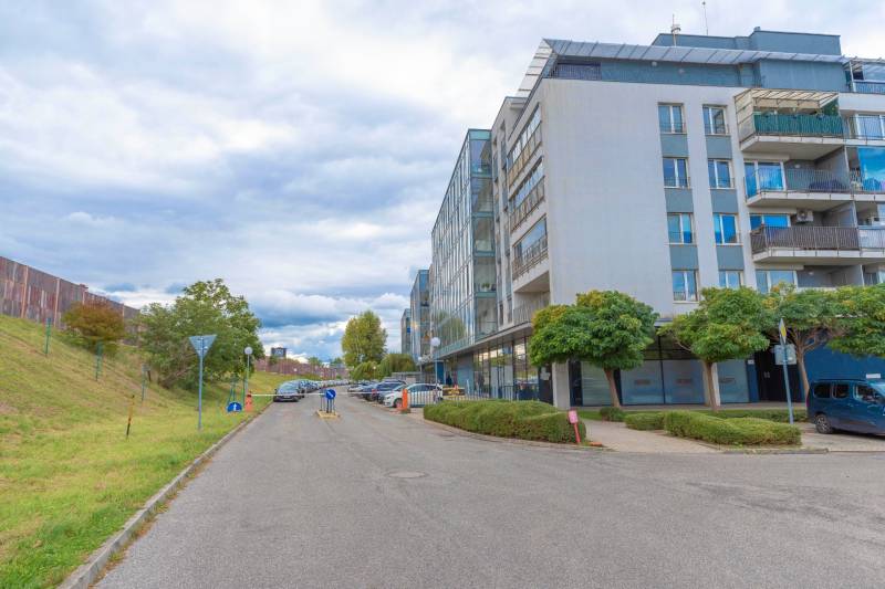 Ulice Hrachová v Bratislavě - Ružinově s moderní architekturou a parkováním před budovou.