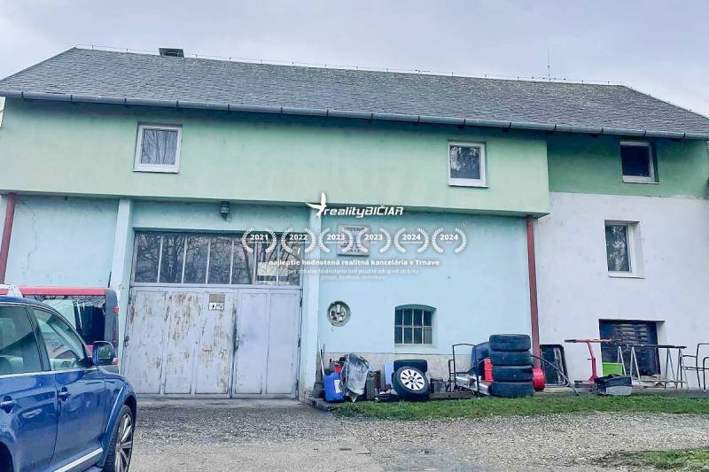 Rodinný dům v Pavlicích na ulici Pavlice s garáží a parkováním na pozemku.