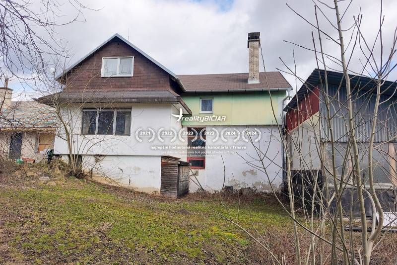 Rodinný dům v Pavlicích na Pavlicích, s omítkou a podkrovím ve vesnickém prostředí.