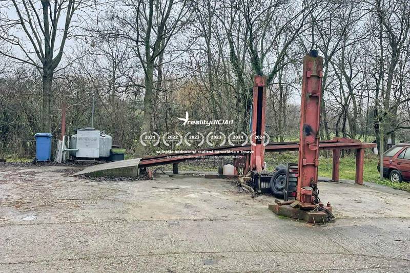 Na ulici Pavlice ve městě Pavlice se nachází opuštěná autodílna s výtahem.