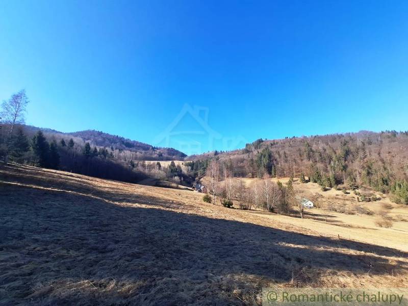 Rozsáhlé zemědělské a lesní pozemky v okolí Hronce obklopené lesy a kopci.