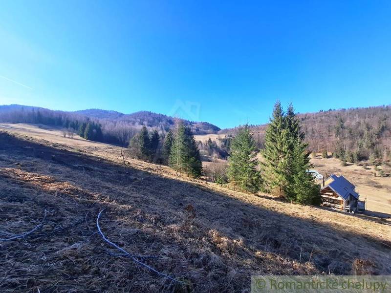 Krásné horské prostředí Hronce s loukami a chatou na pozemcích k bydlení.