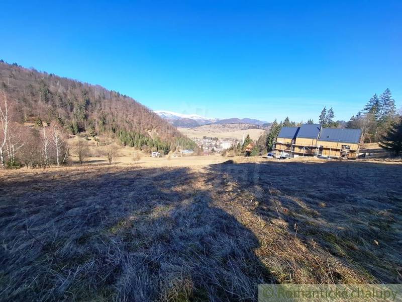 Krajina s kopci a domy v Hronci, ideální pro Pozemky - bydlení.