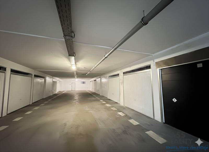 Garáž s jednotlivými boxy na Rezedové ulici v Bratislavě - Ružinově.