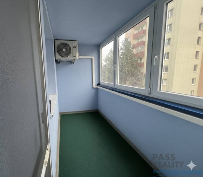 Zasklená lodžie s klimatizací v 2-pokojovém bytě na Rezedové ulici v Bratislavě - Ružinově.