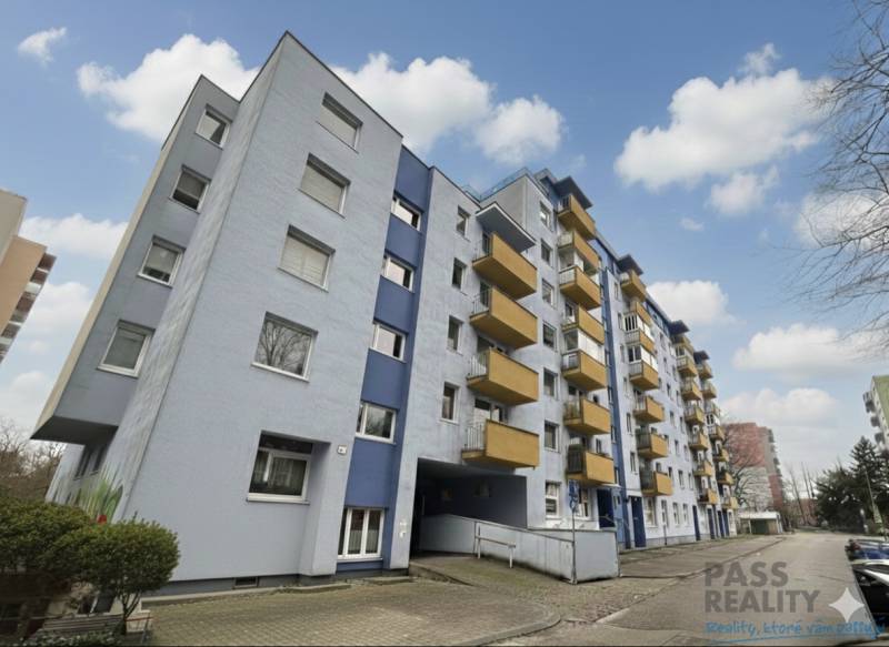 Bytový dům na Rezedové ulici v Bratislavě - Ružinově s balkóny.