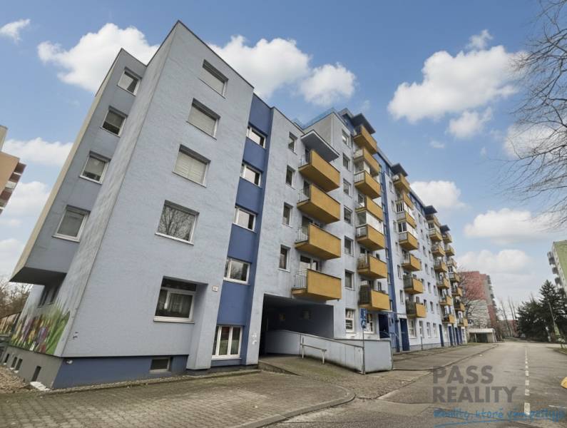 Pětipatrový bytový dům na Rezedově ulici v Bratislavě - Ružinově s balkony.