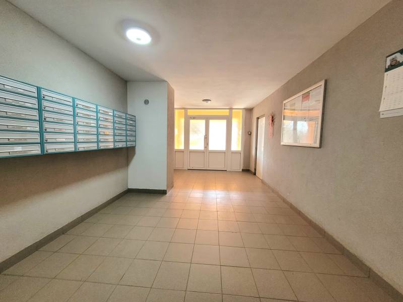 Vstupní hala s poštovními schránkami v bytovém domě na Kalinčiakově ulici v Banské Bystrici.