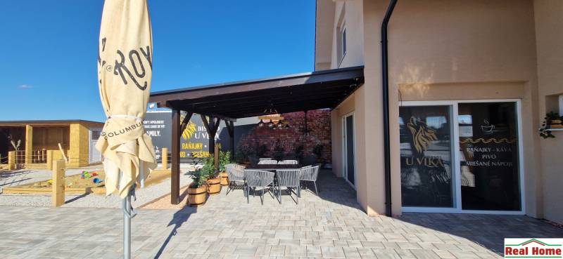 V Nové Dedince jsou venkovní gastro prostory s terasou, markýzou a dětským hřištěm.