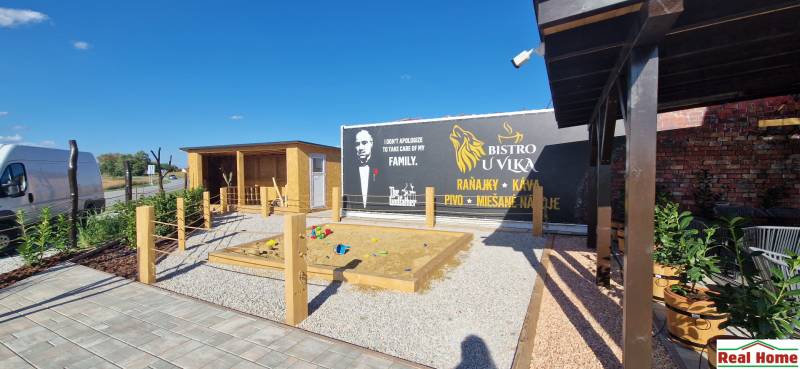 Dětské hřiště a bistro v exteriérových gastro prostorech v Nové Dedince.