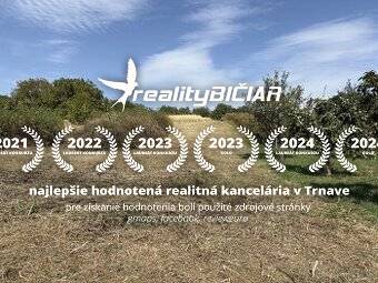 Ověřená nálepka pro realitní kancelář v Trnavě na travnaté ploše.