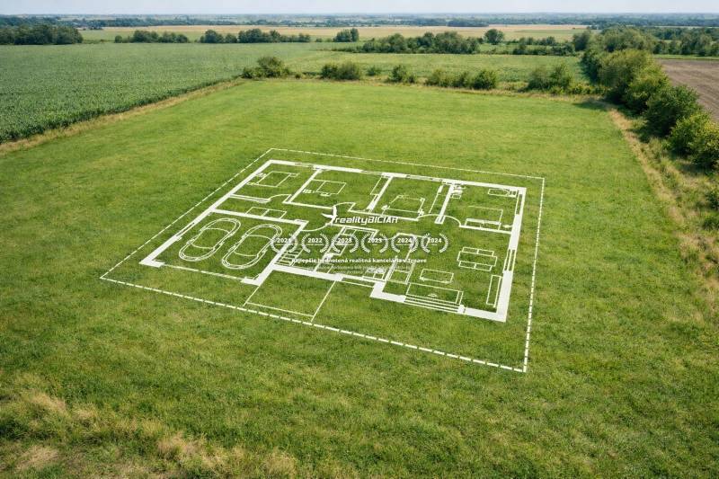 Pozemky - bydlení v Cíferi s nákresem domu, obklopené přírodou, ideální pro nový začátek.