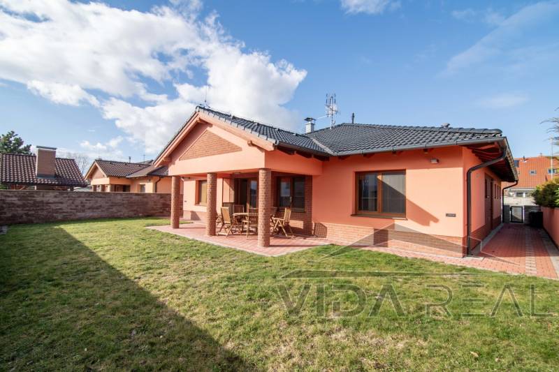 Rodinný dům na ulici Krajná ve Stupavě, cihlová fasáda, prostorný dvůr, terasa.