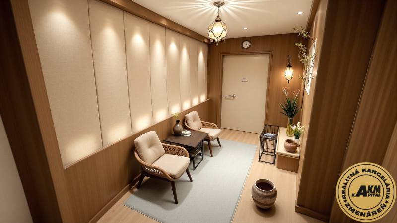 Interiér rodinného domu se světlými květinami, pohodlnými křesly a podlahou s dřevěným dekorem.