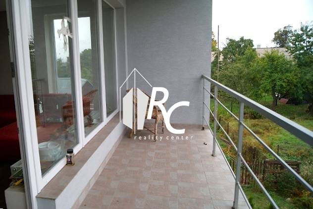 Terasa rodinného domu v Bystričce se zasklenými stěnami a panoramatickým výhledem.