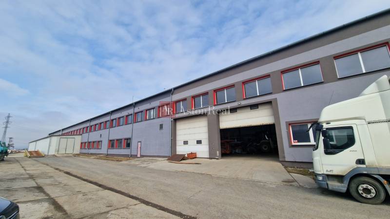 Sklady a haly na Východní ulici v Popradu se zaparkovaným nákladním autem a nákladním vozidlem.