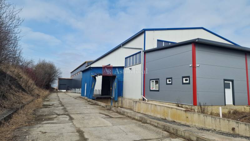 Sklady a haly na Východní ulici v Popradu s průmyslovým vzhledem a nakládací rampou.