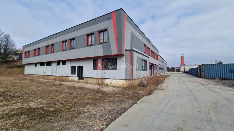 Průmyslová budova na Východní ulici v Popradu se sklady a halami.