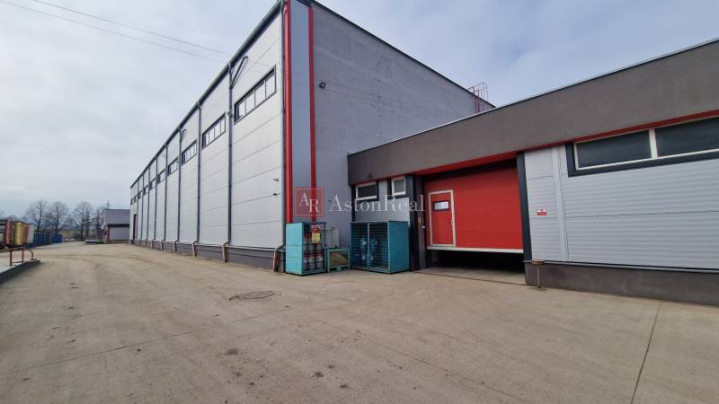 Sklady a haly na ulici Východná ve městě Poprad s dostupnou přístupovou cestou.