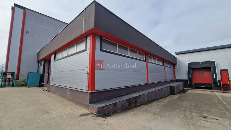 Průmyslový sklad na ulici Východní v Popradu, vybavený nakládací rampou a moderní fasádou.