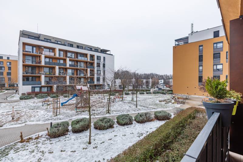 Sněhem pokryté hřiště mezi bytovými domy v Bratislavě na Béžové ulici.