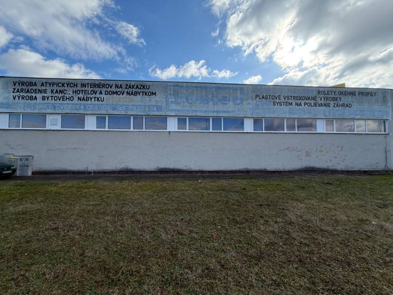 Průmyslová budova pro výrobu nábytku na Dvorská cesta v Nových Zámcích.