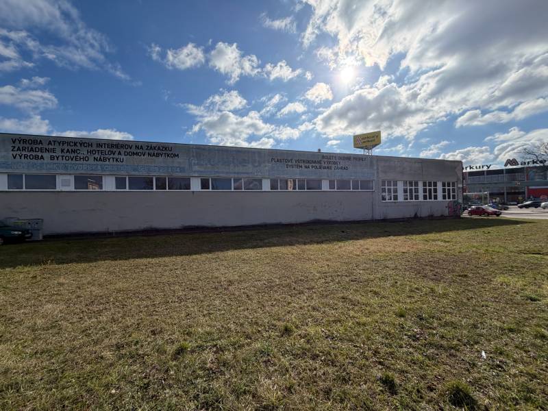 Budova v Nových Zámcích na ulici Nové Zámky, kategorie Sklady a haly.