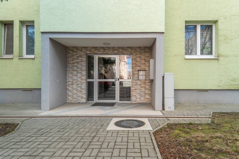 Vchod do bytového domu na Súmračnej ulici v Bratislave - Ružinov.