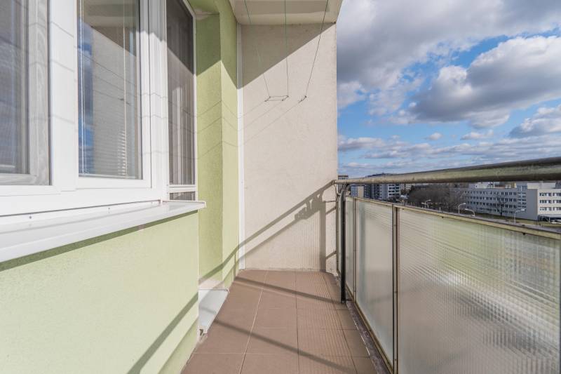 Balkón 1-izbového bytu v Bratislave - Ružinove, na ulici Súmračná s výhľadom na mesto.