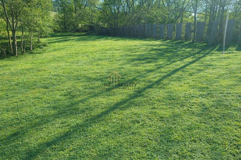 Pozemek - bydlení obklopený zelení ve Vyšných Malatinách, ulice Vyšné Malatiny.