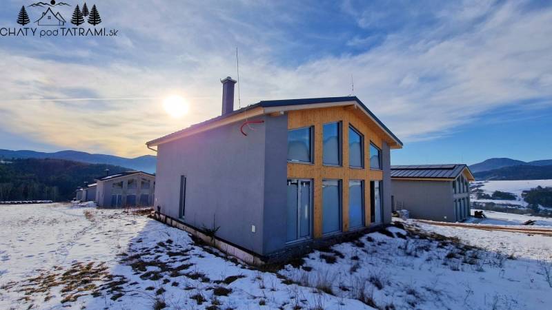 Chata v Dolní Lehotě nabízí zasněžený výhled na horskou krajinu a lesy.