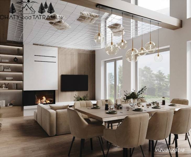 Interiér chaty s jídelním stolem, krbem a podlahou s dřevěným dekorem, osvětlený lustry.