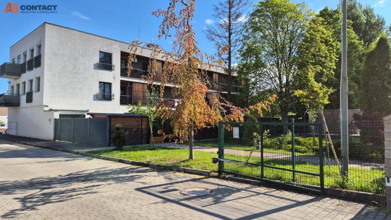 Na ulici Bodona se nachází budova se zelení, vhodná jako garsonka.