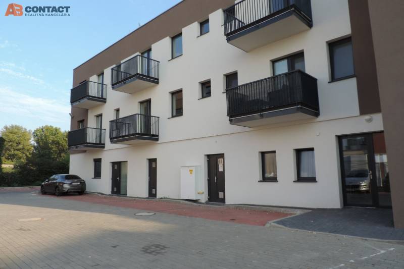 Novostavba na ulici Bodona s balkony nabízí nové garsonky k pronájmu.