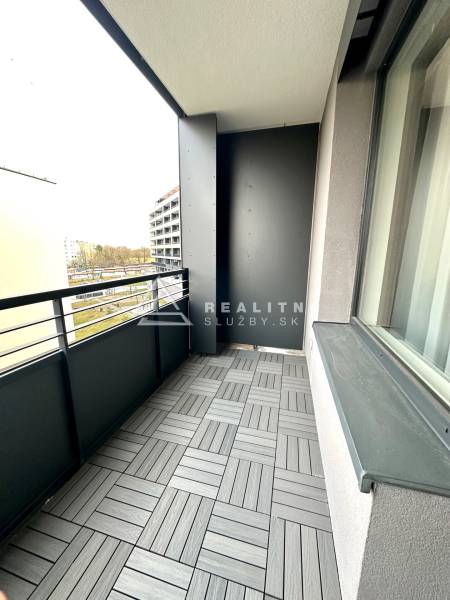 Balkon 2pokojového bytu s dekorativní dlažbou v Košicích na Popradské ulici.