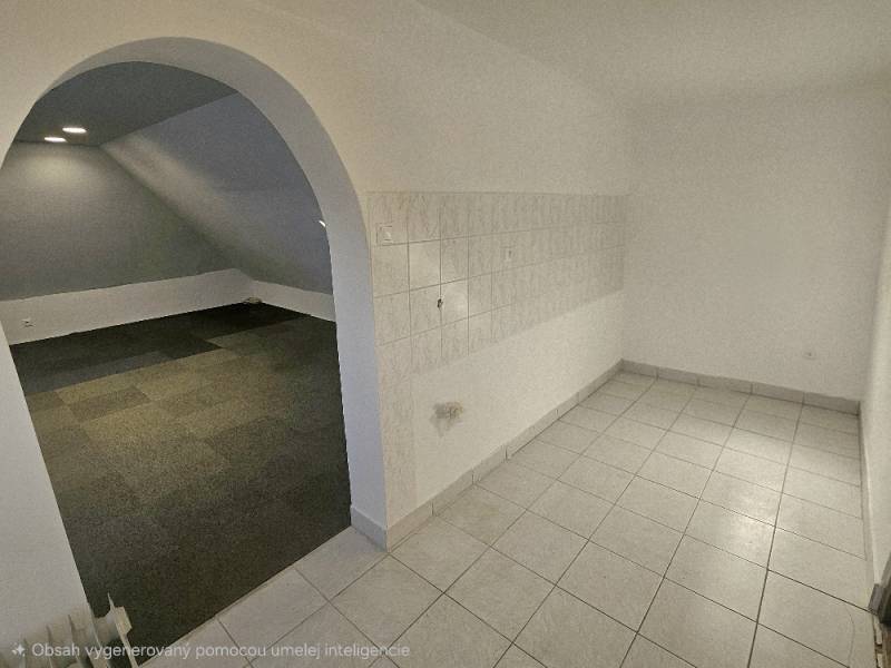 Interiér obchodních prostor s klenutým průchodem a kombinovanými podlahami.