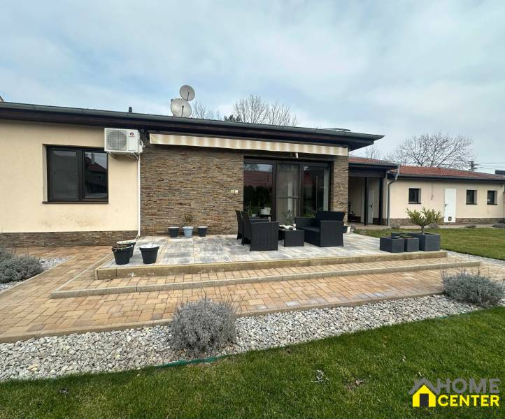 Terasa rodinného domu v Komárně s květináči a venkovním posezením.