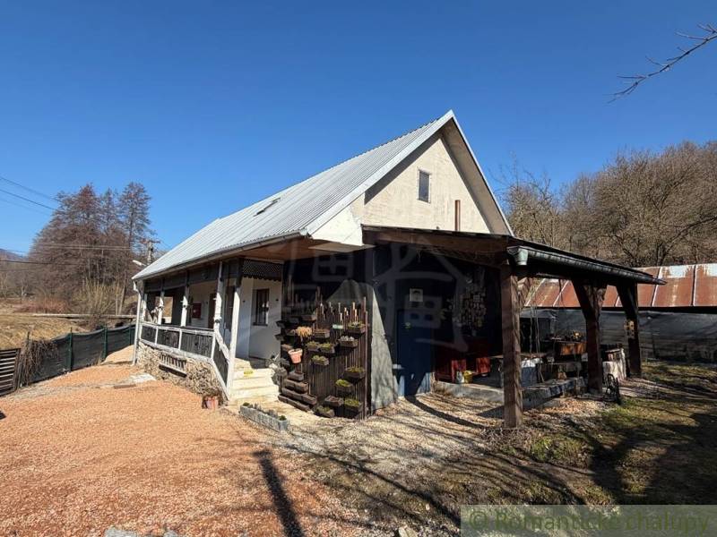 Rodinný dům v Ratkovském Bystrom se sedlovou střechou a dřevěnou verandou.