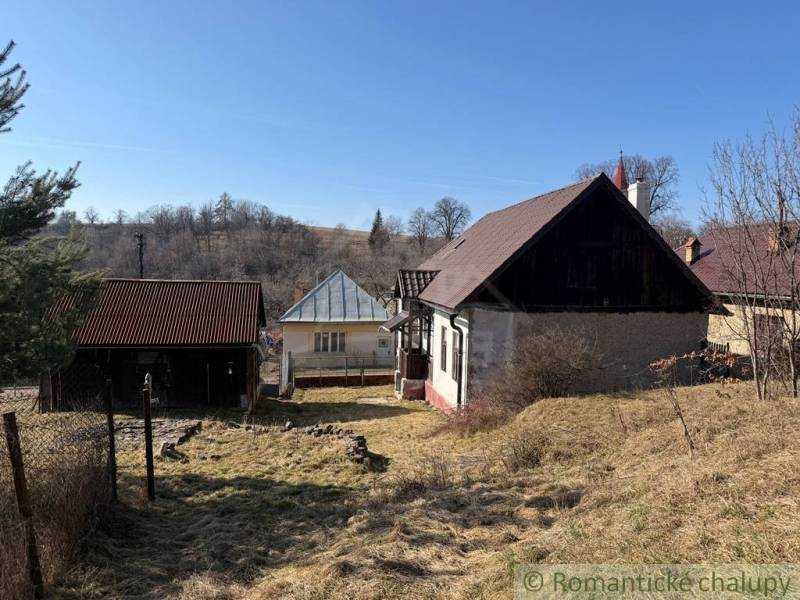 Rodinný dům v Lipovci s kamennou zahradou a přírodním prostředím na svahu.