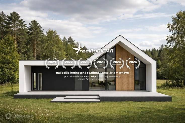 Rodinný dům na pozemku v Pavlicích je obklopený zelení a lesem.