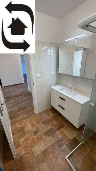 Koupelna v rodinném domě s podlahou s dřevěným dekorem a sprchovým koutem.