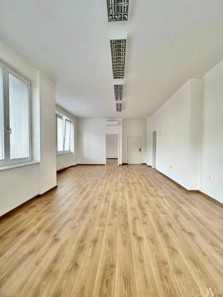 Kanceláře s podlahou s dřevěným dekorem a okny, Trenčín, M. R. Štefánika.