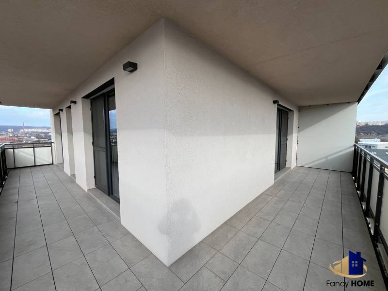 Balkon 3pokojového bytu s panoramatickým výhledem z ulice Alvinczyho, městská část Staré Město, Košice.