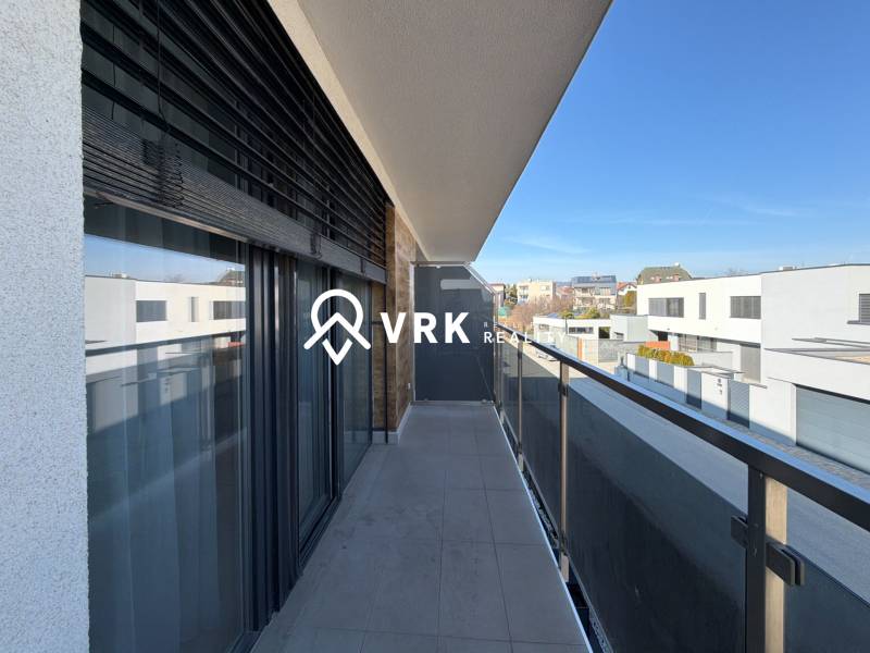 Balkon v 3-pokojovém bytě s výhledem na ulici v Košicích, městská část Západ, Topoľčianska.